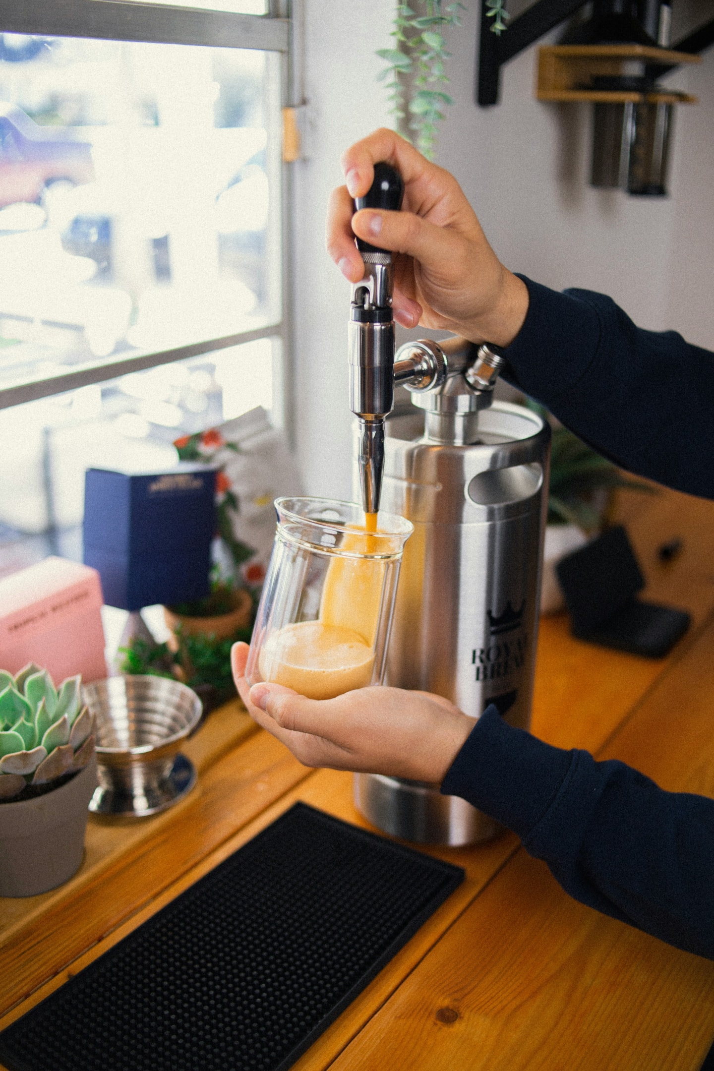 An illustration of nitro cold brew coffee highlighting the nitrogen-infused pour.